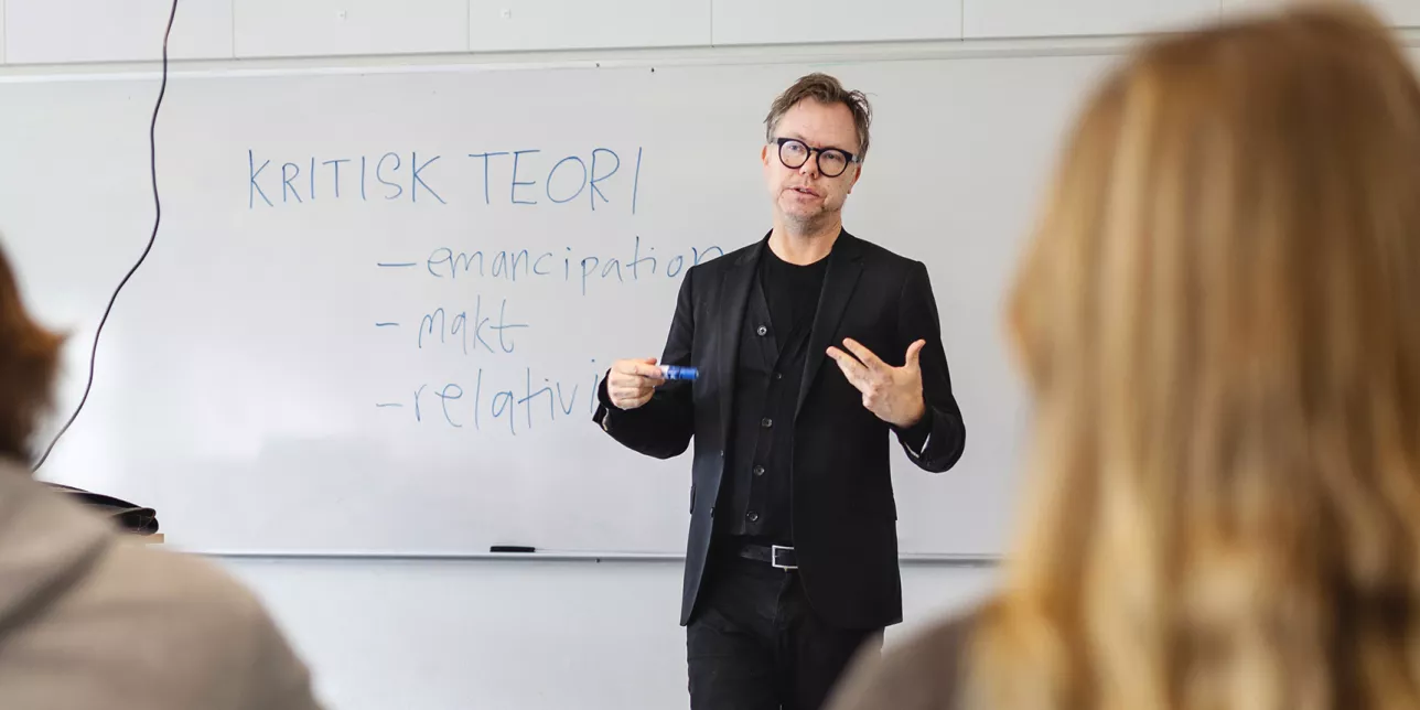 A man teaching students. Photo