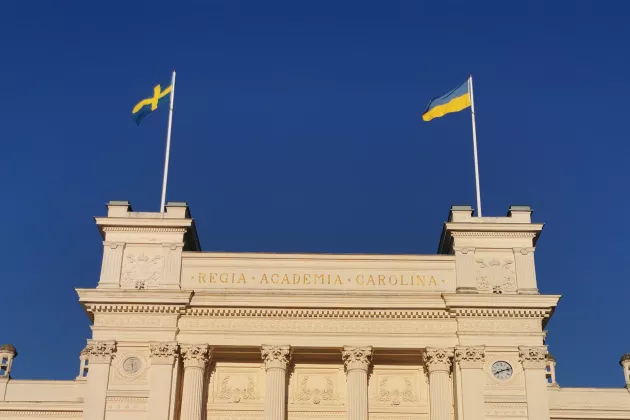 Photo of the ukrainan flag and Swedish flag.