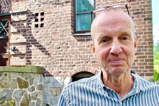 Photo of Petter Pilesjö outside a university building. 