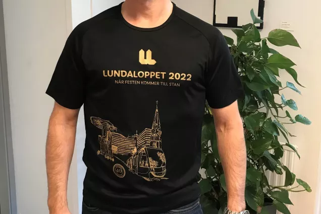 A photo of a t-shirt with text Lundaloppet.