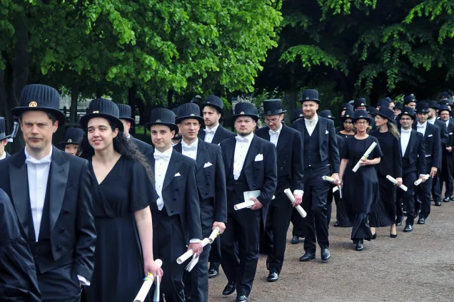 A lot of people walking in hat and black clothes in a procession. Photo: Jonas Andersson.