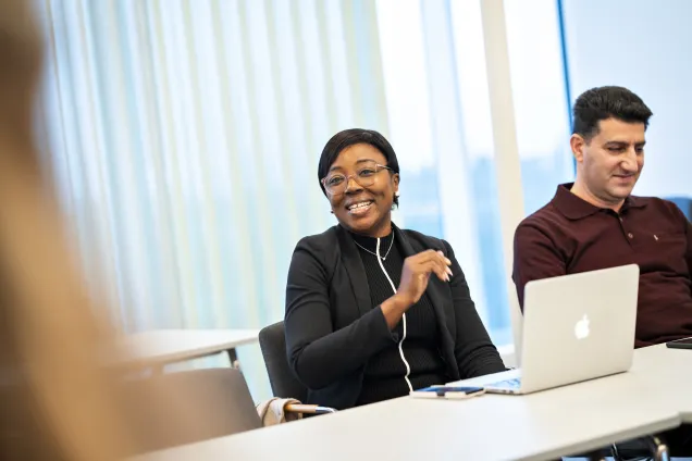 INSIGHTS.jpg Kvinna pratar som deltagare av programmet INSIGHTS