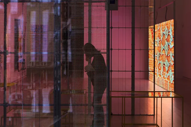 Kodade Trådar 14 Foto Emma Krantz Skissernas Museum.jpg Konstverk av Amalie Smith, stort nät med små lysande lampor som tillsammans skapar bilder och olika mönster.