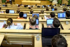 Studenter som sitter i en föreläsningssal.