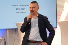 Vice Chancellor Erik Renström speaking on a stage.