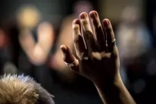 Från Dramatens föreställning Skapa Demokrati. Foto Hans Malm.jpg.webp En hand i luften. Foto.