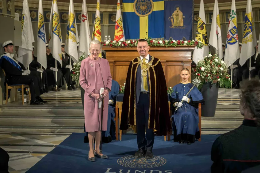 The Queen and Vice-Chancellor standing in front of the podium.